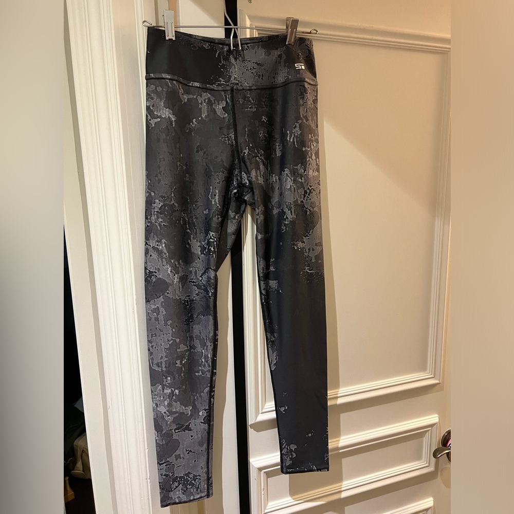 Shaun T smooth workout leggings